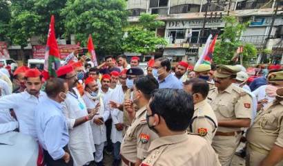 चुनावो में धाँधली के आरोप में सपा का तहसील पर प्रदर्शन, सपा नेताओं से धक्का-मुक्की, पार्किंग वाले की पिटाई