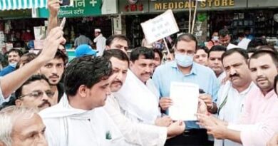 पेट्रोल डीजल 100 के पार, रालोद ने भरी हुँकार, जोरदार प्रदर्शन कर ज्ञापन सौंपा