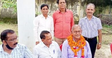 जलकल विभाग के सुपरवाईजर राजेश शर्मा को कार्यकाल पूरा होने पर भावभीनी विदाई दी