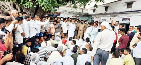 रूपक शर्मा के हत्यारों की गिर∂तार की मांग को लेकर ग्रामीणों ने खतौली कोतवाली में दिया धरना