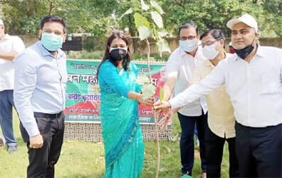 जिलाधिकारी सेल्वा कुमारी जे ने वृक्षारोपण अभियान का नुमाइश कैंप से शुभारंभ किया जिलाधिकारी सेल्वा कुमारी जे ने वृक्षारोपण अभियान का नुमाइश कैंप से शुभारंभ किया