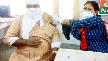 ग्रेन चैम्बर पब्लिक स्कूल सीनियर विंग मे टीकाकरण शिविर का निरीक्षण किया