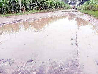 खतौली क्षेत्र में नावला मार्ग खस्ताहाल सडक से ग्रामीण परेशान