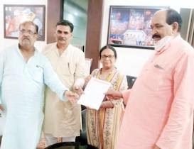 सौन्दर्यकरण कार्य को जल्द पूरा कराये जाने के लिए ज्ञापन सौंपा