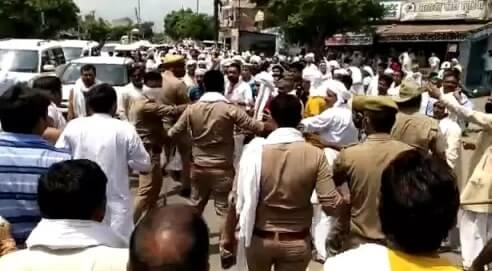 बुढ़ाना के वोटिंग केंद्र पर जाने को लेकर बीजेपी कार्यकर्ताओं व विपक्ष के बीच विवाद, पुलिस ने विपक्ष पर भांजी लाठी