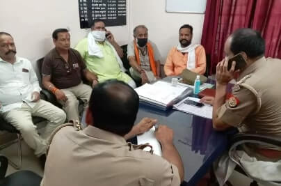 गांधी कॉलोनी में रेलवे लाइन के निकट बैठे प्रेमी युगल को हिंदू संगठनों के कार्यकर्ताओं ने दबोचा, पुलिस को सौंपा