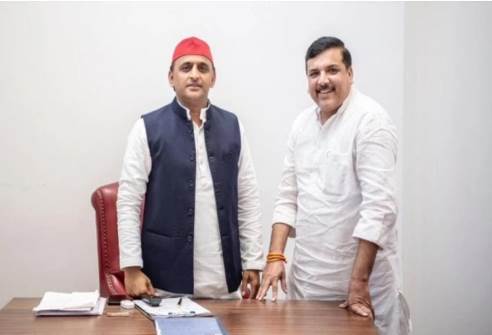 यूपी की बड़ी सियासी खबर : अखिलेश से मिलने पहुंचे संजय सिंह, क्या आप और सपा में होगा गठजोड़ ?