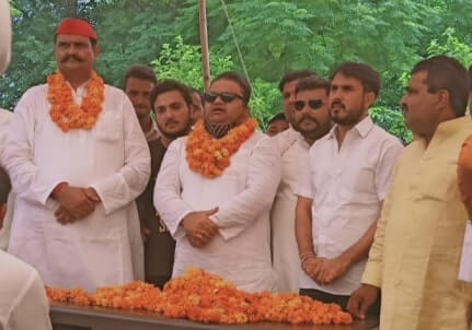 सपा के राष्ट्रीय सचिव का सहारनपुर जाते समय किया गया फूल मालाओं से जोरदार स्वागत सपा के राष्ट्रीय सचिव का सहारनपुर जाते समय किया गया फूल मालाओं से जोरदार स्वागत