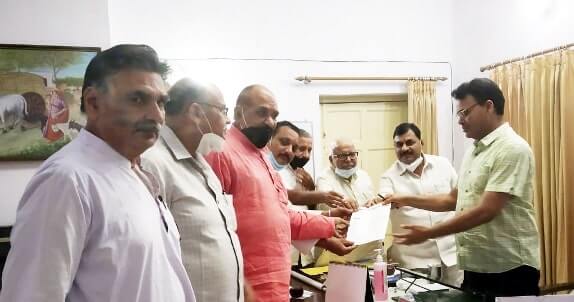 Muzaffarnagar News: व्यापारियों मे अविश्वास की भावना, उद्यमियों ने डीएम को ज्ञापन सौंपा Muzaffarnagar News: व्यापारियों मे अविश्वास की भावना, उद्यमियों ने डीएम को ज्ञापन सौंपा