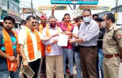 Muzaffarnagar: शिवसेनिकों ने सेना भर्ती को लेकर ज्ञापन सौंपा Muzaffarnagar: शिवसेनिकों ने सेना भर्ती को लेकर ज्ञापन सौंपा