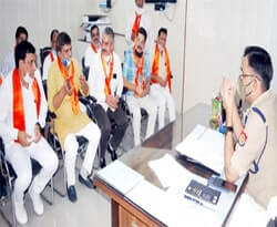 हरियाली तीज पर महिलाओं को पुरुष कारीगरो से मेंहदी ना लगाने की मांग