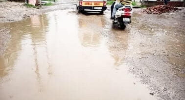 Charthawal के जन प्रतिनिधियों को जगाओ: खस्ताहाल सडकों से जनता परेशान