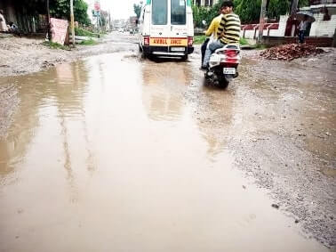 Charthawal के जन प्रतिनिधियों को जगाओ: खस्ताहाल सडकों से जनता परेशान Charthawal के जन प्रतिनिधियों को जगाओ: खस्ताहाल सडकों से जनता परेशान