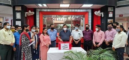 छात्र-छात्राओं को उपहार देकर प्रोत्साहित किया छात्र-छात्राओं को उपहार देकर प्रोत्साहित किया