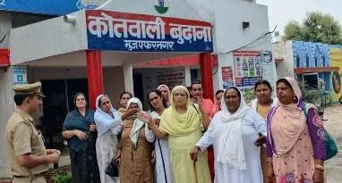 Budhana News: किन्नरों ने कोतवाली का किया घेराव, निष्पक्ष कार्रवाई की मांग की 5 2 News 14 |