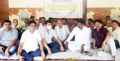 Muzaffarnagar News: सफाई कर्मचारियों का धरना जारी, सभासदो द्वारा समर्थन Muzaffarnagar News: सफाई कर्मचारियों का धरना जारी, सभासदो द्वारा समर्थन