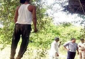 युवक का फांसी लगा शव पेड़ पर लटका मिला, फैली सनसनी