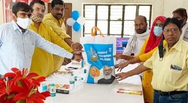 प्रधानमन्त्री गरीब कल्याण अन्न योजना के तहत बीपीएल कार्डधारकों को राशन की किट वितरण किया