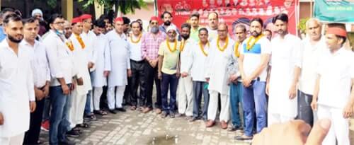 सैकड़ों युवकों ने समाजवादी पार्टी की सदस्यता ग्रहण की सैकड़ों युवकों ने समाजवादी पार्टी की सदस्यता ग्रहण की