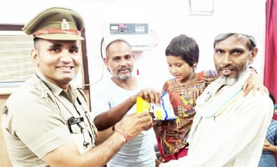 लापता 5 वर्ष की बच्ची को परिजनों को सुपुर्द किया लापता 5 वर्ष की बच्ची को परिजनों को सुपुर्द किया