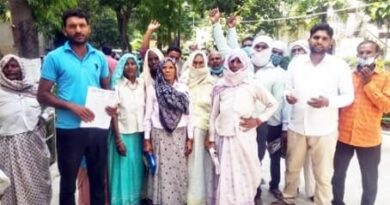 पेंशन की मांग को लेकर डीएम कार्यालय का किया घेराव