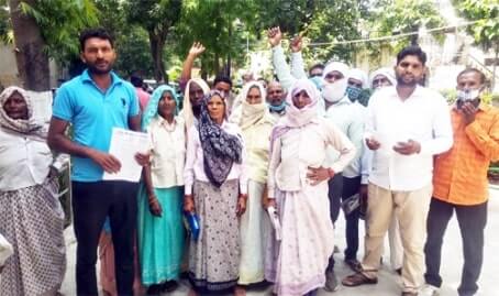 पेंशन की मांग को लेकर डीएम कार्यालय का किया घेराव