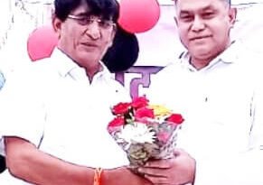 परिवार कल्याण के वरिष्ठ अधिकारी उदयवीर सिंह को सीएमओ ऑफिस में दी गई भावभीनी विदाई, बेटे ने दी  गिफ्ट में कार