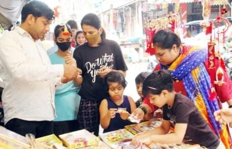 Rakhi Special: भाई-बहन के प्यार के स्लोगन, आकर्षक राखियों से सजे बाजार