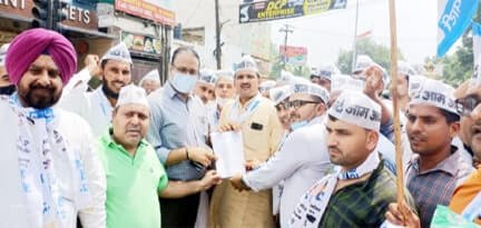 Muzaffarnagar: आम आदमी पार्टी ने करोड़ों रुपयों के घोटाले को लेकर ज्ञापन सौंपा Muzaffarnagar: आम आदमी पार्टी ने करोड़ों रुपयों के घोटाले को लेकर ज्ञापन सौंपा