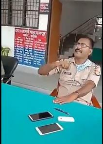 यूपी पुलिस की अजब सलाह: रास्ते में बदमाश हैं तो बदल लें अपनी राह, वीडियो वायरल यूपी पुलिस की अजब सलाह: रास्ते में बदमाश हैं तो बदल लें अपनी राह, वीडियो वायरल