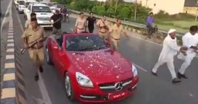  लोनी के विधायक के गाड़ियों का काफिला चर्चा का विषय: स्टंट कर रहे हैं युवक