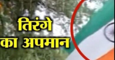 Raebareli: रायबरेली में तिरंगे का अपमान,  एसएचओ उमा ने फहराया उल्टा झंडा