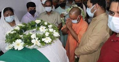 Lucknow : कल्याण सिंह के अंतिम दर्शन करने पहुंचे नेता ,  यूपी में 3 दिन का राजकीय शोक