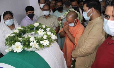 Lucknow : कल्याण सिंह के अंतिम दर्शन करने पहुंचे नेता ,  यूपी में 3 दिन का राजकीय शोक