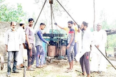 Muzaffarnagar कोल्हू संचालक कोल्हू को तैयार करने में जुटे