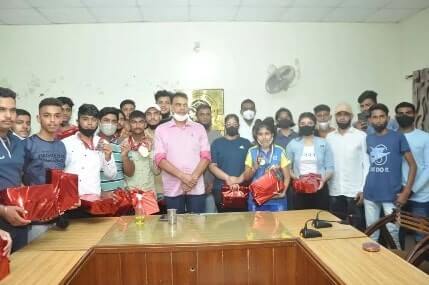 Muzaffarnagar News: डीएम चंद्रभूषण सिंह ने शूटरों को किया सम्मानित