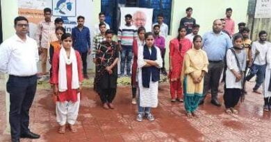 Charthawal: मिनी रोजगार मेले में कोविड़ का पालन करते हुए युवाओं ने दिए साक्षात्कार