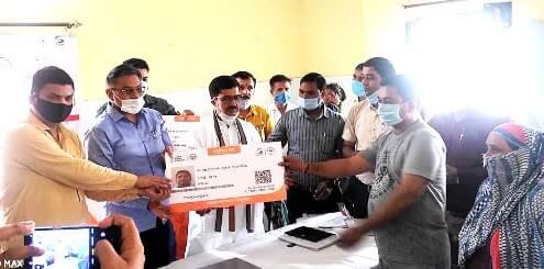 Muzaffarnagar News: जिला पंचायत अध्यक्ष ने ग्रामीणो को आयुष्मान कार्ड वितरित किए