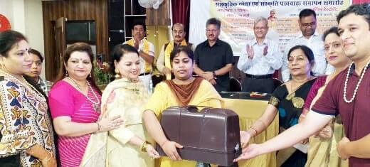 Muzaffarnagar : सांस्कृतिक संध्या एवं संस्कृति पखवाड़ा समापन समारोह: स्वरोजगार हेतु सिलाई मशीन देकर सम्मानित किया Muzaffarnagar : सांस्कृतिक संध्या एवं संस्कृति पखवाड़ा समापन समारोह: स्वरोजगार हेतु सिलाई मशीन देकर सम्मानित किया