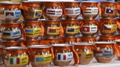 Rajnath Singh बोले- वसुधैव कुटुंबकम का नमूना, सात महाद्वीपों के 115 देशों से जल लाने का विचार अपने आप में अनोखा Rajnath Singh बोले- वसुधैव कुटुंबकम का नमूना, सात महाद्वीपों के 115 देशों से जल लाने का विचार अपने आप में अनोखा