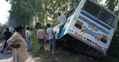 Muzaffarnagar News: बच्चे को बचाने के चक्कर में यात्रियों से भरी बस खाई में गिरी