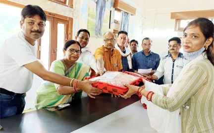 Muzaffarnagar News: श्रीमती अंजू अग्रवाल के द्वारा शादी के जोड़े  वितरित