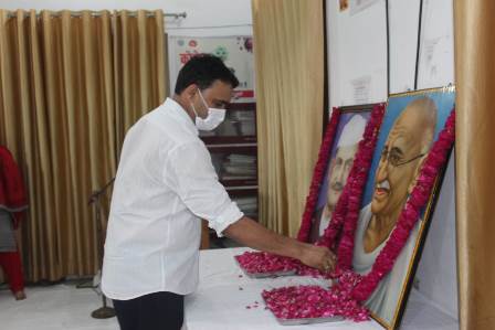 Muzaffarnagar News: कलेक्ट्रेट परिसर में महात्मा गांधी की 152 वीं जयंती मनाई