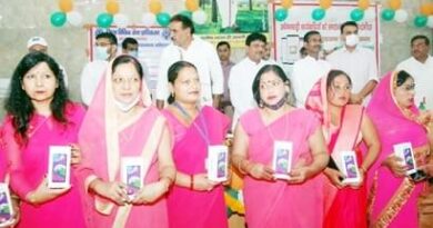 Muzaffarnagar News: आंगनबाडी कार्यकत्रियों को बांटै स्मार्ट फोन