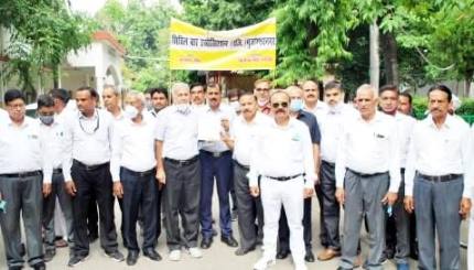 Muzaffarnagar News: सिविल बार एसोसिएशन ने हाईकोर्ट बैंच की मांग को लेकर किया प्रदर्शन
