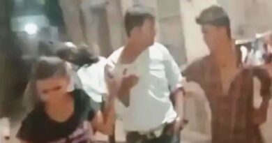 Agra News: महिला सिपाही के साथ पकड़े गए दरोगा की पिटाई:पूरे रास्ते थप्पड़ मारते हुए घसीट कर ले गए थाने