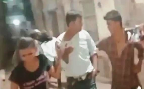 Agra News: महिला सिपाही के साथ पकड़े गए दरोगा की पिटाई:पूरे रास्ते थप्पड़ मारते हुए घसीट कर ले गए थाने