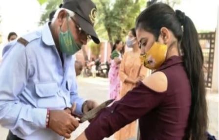 Bikaner News: परीक्षा केंद्र के बाहर पुरुष गार्ड ने काटी महिला की आस्तीन, Ncw ने जारी किया नोटिस