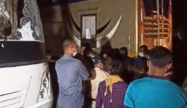 Bhopal News: शूटिंग में इस्तेमाल की जा रही गाड़ियों में भी तोड़फोड़, प्रकाश झा पर फेंकी स्याही Bhopal News: शूटिंग में इस्तेमाल की जा रही गाड़ियों में भी तोड़फोड़, प्रकाश झा पर फेंकी स्याही