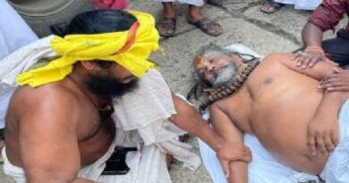 Computer Baba की गाड़ी दुर्घटना का शिकार हो गई, हादसे के बाद जमीन पर ही लेट गए बाबा